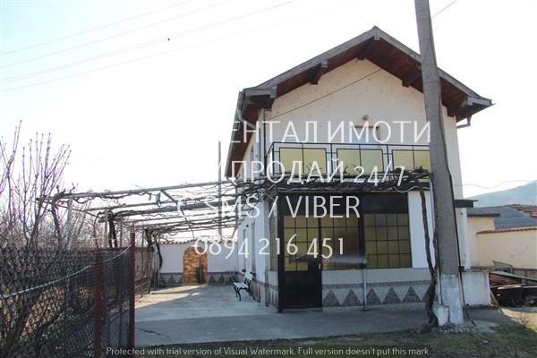 Продавам промишлена сграда -  2000 кв м,  парцел - 10,00 дка. област Пловдив, с. Куртово Конаре