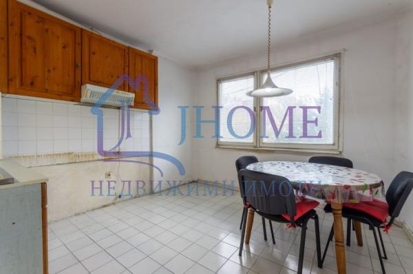Продавам 3-стаен апартамент -  88 кв м.  Тухла. град Варна, Генералите